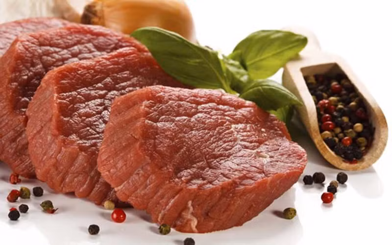 Thịt nạc: Thịt bò, thịt lợn và thịt gà là nguồn cung cấp protein, sắt, choline và các vitamin B khác rất cần thiết khi mang thai. Đặc biệt sắt rất quan trọng vì nó cung cấp oxy cho tất cả các tế bào trong cơ thể. 