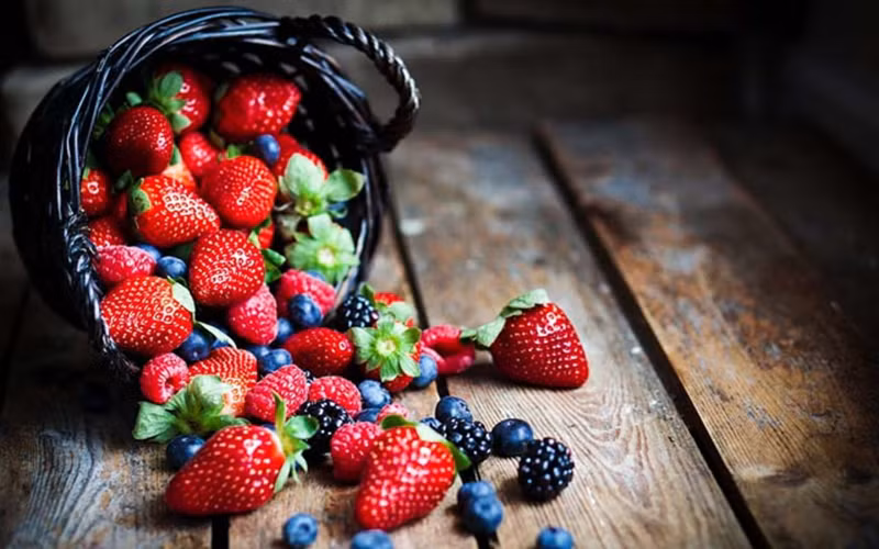 Quả mọng: Quả mọng thường chứa nhiều nước, vitamin C, chất xơ...có tác dụng rất tốt cho làn da và chức năng miễn dịch của người mẹ.