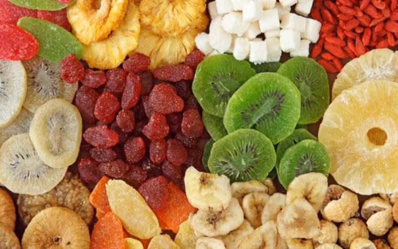 Trái cây khô: Trái cây khô thường giàu calo, chất xơ và nhiều loại vitamin và khoáng chất khác nhau, giúp nhuận tràng, chống táo bón.