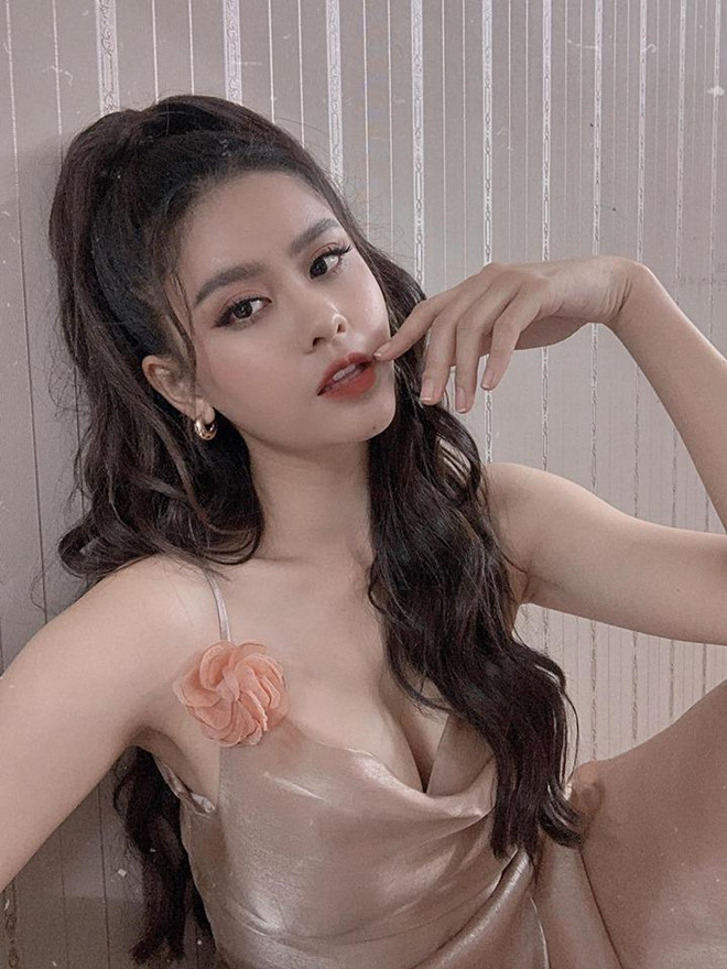 Được biết, để có được nhan sắc, hình thể thon gọn như hiện tại, bà mẹ 1 con rất chăm chỉ tập yoga, sexy dance.