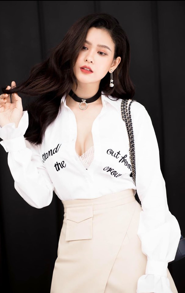 Chiếc áo sơ mi hở cúc cổ khiến Trương Quỳnh Anh trông vừa thanh lịch vừa gợi cảm. Ảnh: FBNV.