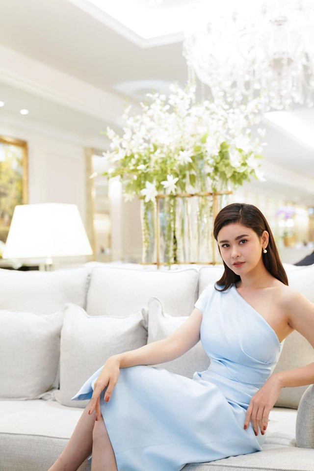 Những kiểu váy lệch vai gợi cảm cũng thường xuyên được Trương Quỳnh Anh chưng diện.