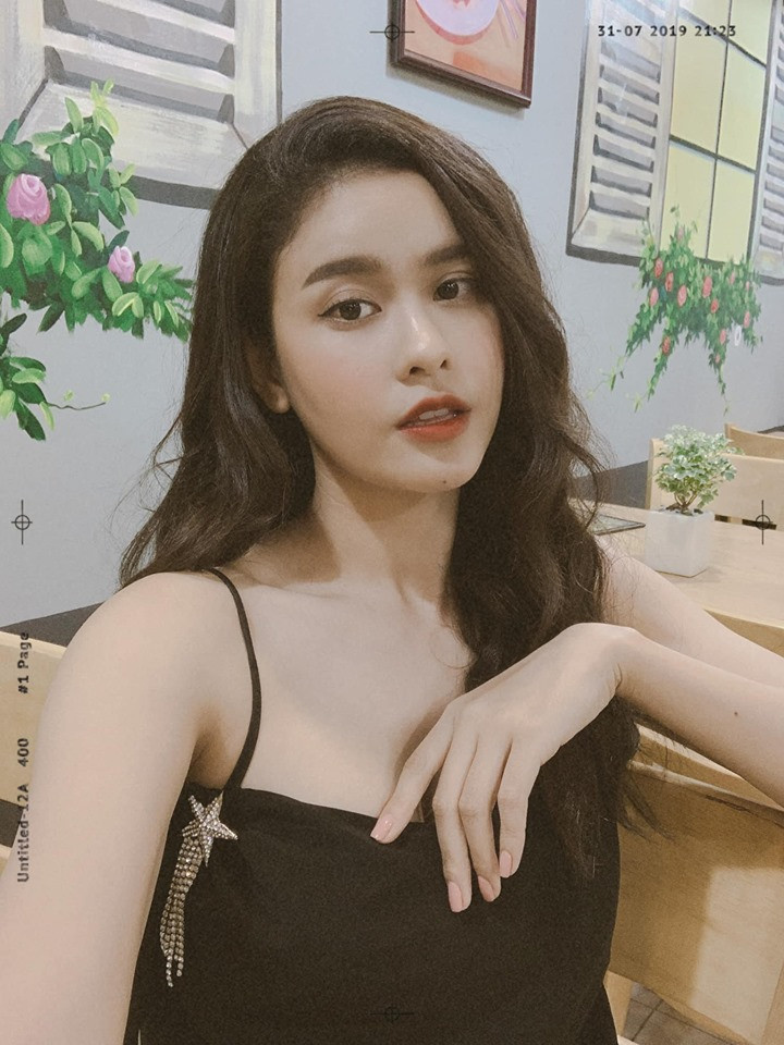 Bà mẹ một con chuộng phong cách thời trang quyến rũ hơn khi trở về với cuộc sống độc thân.