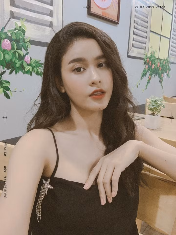 Bà mẹ một con chuộng phong cách thời trang quyến rũ hơn khi trở về với cuộc sống độc thân.