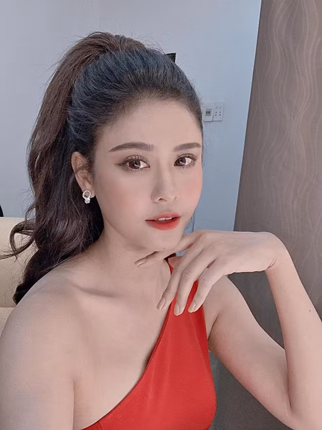 Bước sang tuổi 30 và là mẹ của cậu con trai 7 tuổi, nhưng Trương Quỳnh Anh vẫn xây dựng hình ảnh đầy trẻ trung, gợi cảm.