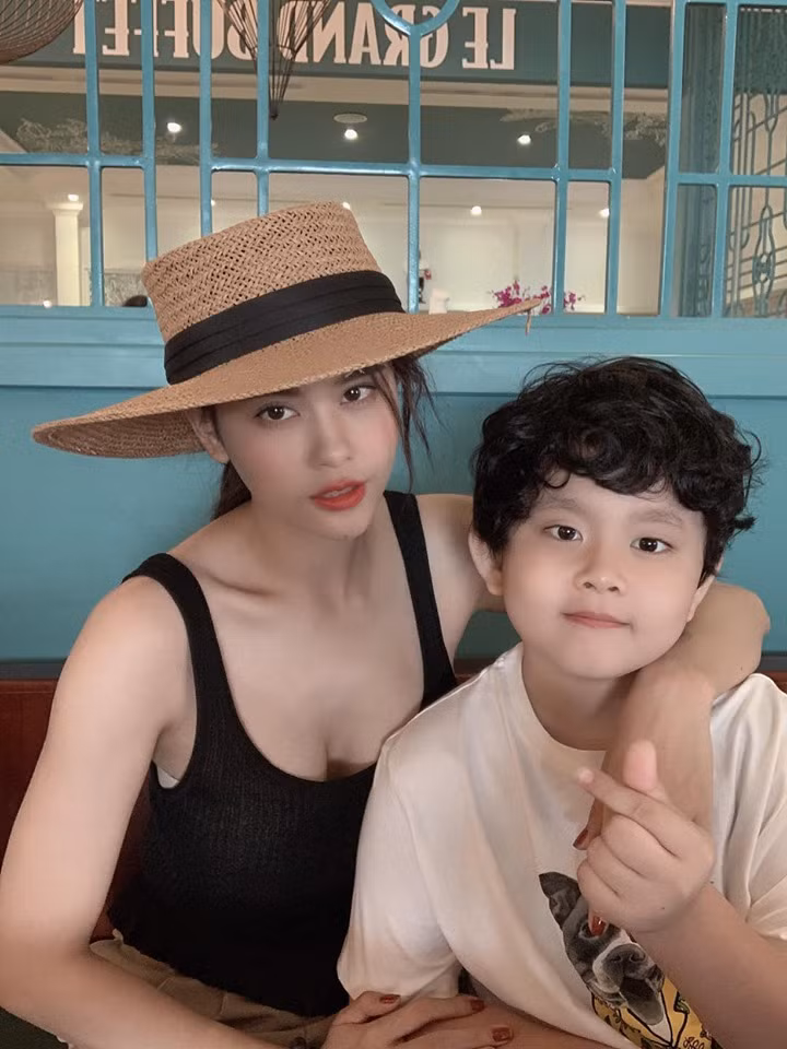 Cô mặc áo hai dây vô cùng quyến rũ khi đi cùng con trai.