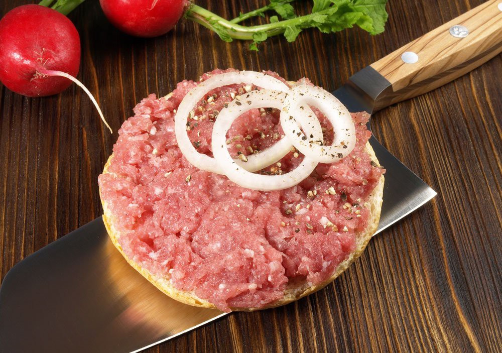 Mett theo tiếng Đức có nghĩa là "thịt heo băm nhỏ" nên thành phần chính của món ăn này chẳng có gì ngoài thịt sống xay. Ở những vùng Đông Đức, Bắc Đức hay Berlin thì người ta còn gọi theo cách khác là Hackepeter.