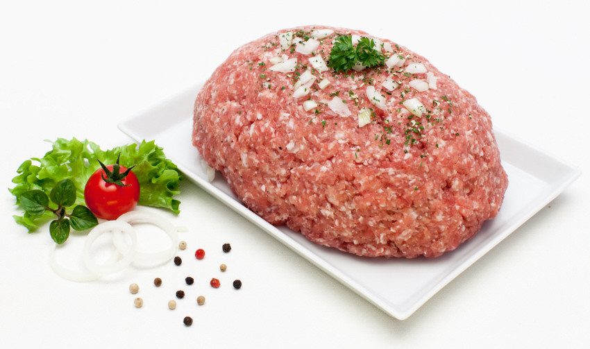 Mett thường được ăn cùng với bánh mì hoặc sandwich. Thịt sẽ trét đều lên bánh và rải thêm tiêu, hành tây để gia giảm hương vị cho đỡ mùi tanh. 