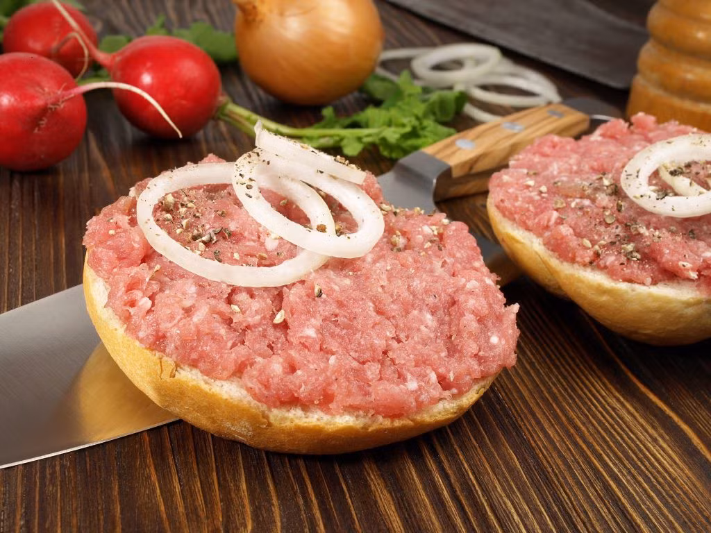 Mett ra đời ở Đức vào những năm 1970, ban đầu người ta thưởng thức trực tiếp món chứ không hề kết hợp cùng với bánh mì.