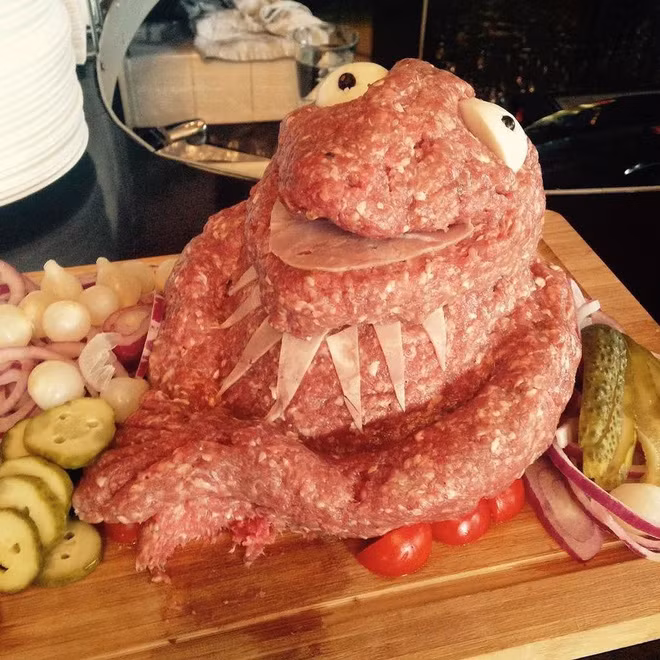 Cũng nhờ thế mà món ăn cũng được cân bằng giữa cái béo và cái ngọt một cách hài hòa. Sau khi có thịt, gia vị được thêm thắt vào sẽ là chút muối, tiêu, tỏi và có thể là trứng để tăng độ béo thơm và kết dính cho món.