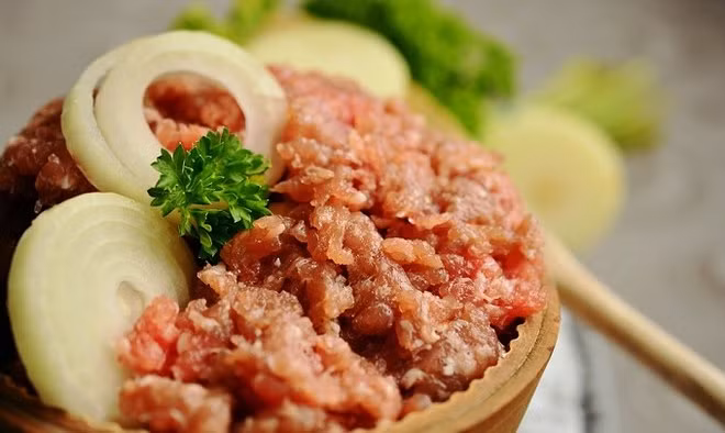 Đôi khi bơ hay phô mai sẽ tiếp vị để thực khách đỡ ngại miệng hơn. Và cũng vì thế mà Mett còn được xem là một kiểu hamburger độc đáo ở nước Đức.