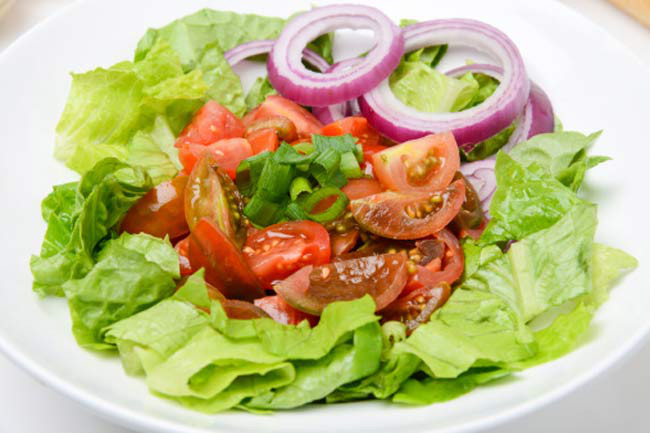 Bổ sung vitamin E: Hãy bổ sung vitamin E vào thời gian trước khi rụng trứng để nuôi dưỡng các nang trứng đang phát triển. Hãy ăn quả hạch, các loại hạt, ngũ cốc, khoai lang, dầu ép lạnh, rau ăn lá và bơ.