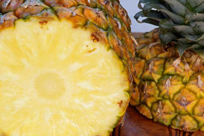 Ăn dứa: Ăn dứa vào tuần sau khi rụng trứng sẽ giúp tăng khả năng có thai của bạn. Dứa có chứa bromelain giúp làm dày thành tử cung, từ đó giúp trứng dễ dàng làm tổ.