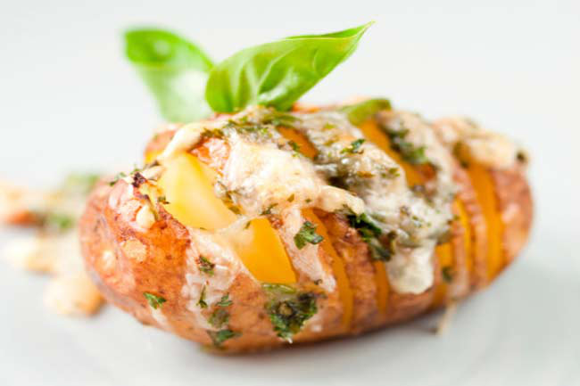 Bổ sung vitamin C: Bạn cần chú ý bổ sung vitamin C trong tuần kinh nguyệt, bởi cơ thể cần hấp thụ sắt từ các thực phẩm giàu vitamin C. Hãy ăn các trái cây họ cam, xoài, cherry, khoai tây, cà chua, bí đỏ, dâu, đậu Hà Lan và cải xoong.