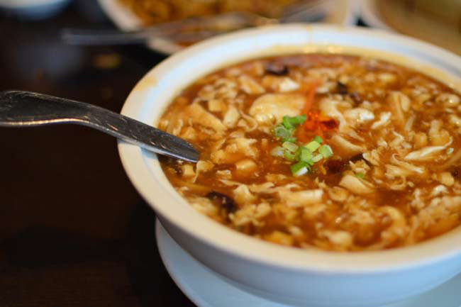 Ăn thực phẩm đã nấu chín: Bạn nên ăn các món ăn đã nấu chín vào khoảng thời gian trước kì kinh nguyệt hoặc trước thời điểm dự tính mang thai. Các món được nấu chín sẽ giữ cho tử cung ấm và nhờ đó hàm lượng progesterone sẽ cao.