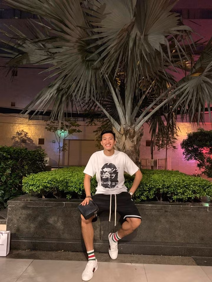 Ngoài những lúc mặc quần đùi áo số thi đấu và tập luyện, chàng cầu thủ đội tuyển Việt Nam còn ghi điểm trong mắt người hâm mộ với phong cách thời trang đời thường giản dị, gần gũi.