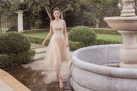 Cách phối đồ khi đơn giản, lúc cầu kỳ nhưng đều thể hiện gu thời trang tinh tế khiến Jolie luôn dẫn đầu trong top mỹ nhân mặc đẹp của Vbiz.