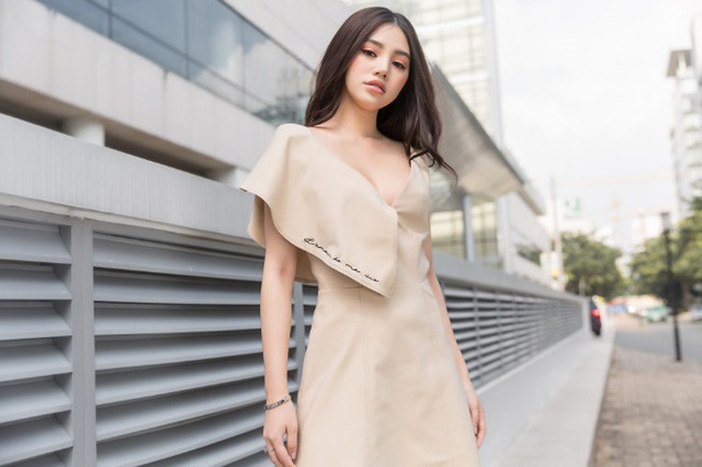 Là "tay chơi hàng hiệu" có tiếng, người đẹp sinh năm 1997 khiến các bộ trang phục xa xỉ trở nên tiện dụng và tinh tế.