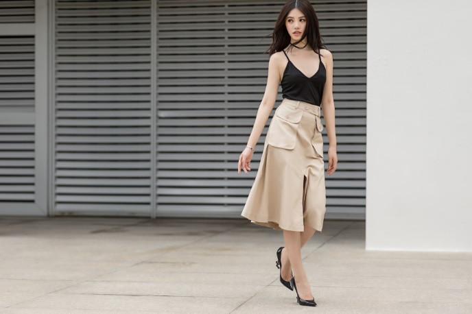 Chiều cao 1m70 cùng số đo 86 - 58 - 88 của Jolie Nguyễn cũng là điều khiến mọi người phải xuýt xoa. Bên cạnh đó, phong cách thời trang đẳng cấp chẳng kém gì fashionista giúp cô nàng luôn là nhân vật được săn đón tại các sự kiện thời trang.