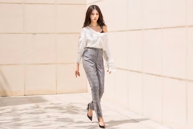 Chia sẻ về sở thích hàng hiệu, Hoa hậu Thế giới người Việt tại Úc năm 2015 tiết lộ, cô rất mạnh tay chi tiền mua sắm vì đây vừa là đam mê vừa phục vụ cho công việc.