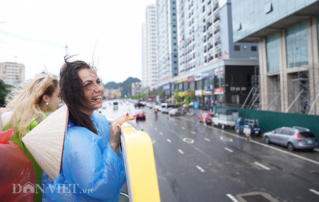 Một vị khách nước ngoài thích thú ngắm nhìn phố phường từ tầng 2 của chiếc xe buýt.