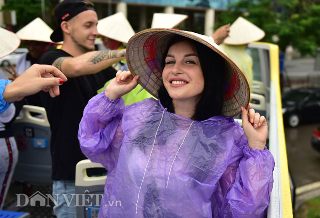 Nữ du khách xinh đẹp tạo dáng với nón lá truyền thống của Việt Nam.