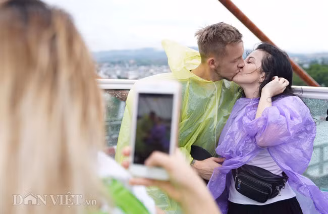 Khoảnh khắc nụ hôn ngọt ngào trên chuyến xe đặc biệt.