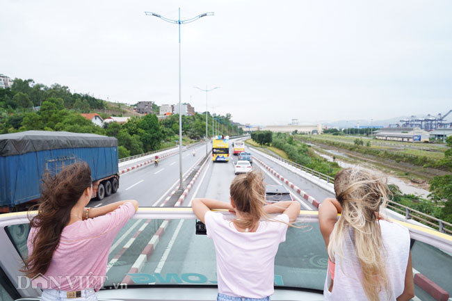 Khác với hình thức du lịch khác, hình thức Hop On Hop Off cho phép hành khách có thời gian tự khám phá, trải nghiệm và thoải mái về thời gian. Đặc biệt lộ trình tuyến chạy dọc ven biển giúp hành khách ngắm toàn bộ phong cảnh khu vực vịnh Hạ Long.