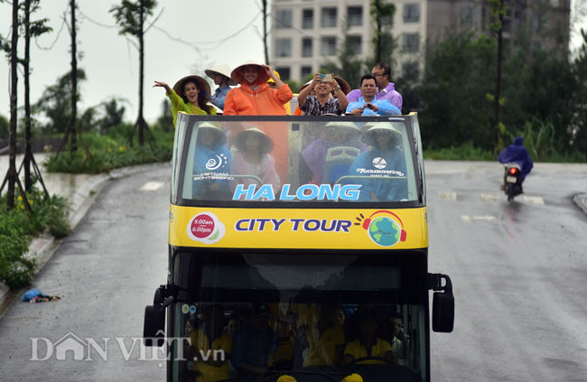 Anh Artem (Ukraina) bày tỏ: "Thật tuyệt vời đây là lần đầu tiên tôi được đi xe buýt 2 tầng dưới mưa, tôi cảm thấy rất thú vị và vô cùng thoải mái, có thể ngắm cảnh toàn bộ thành phố Hạ Long. Tôi cảm thấy mọi người xung quanh tôi đều thích thú, nó là một gợi ý tuyệt vời cho những ai muốn đến Hạ Long du lịch".