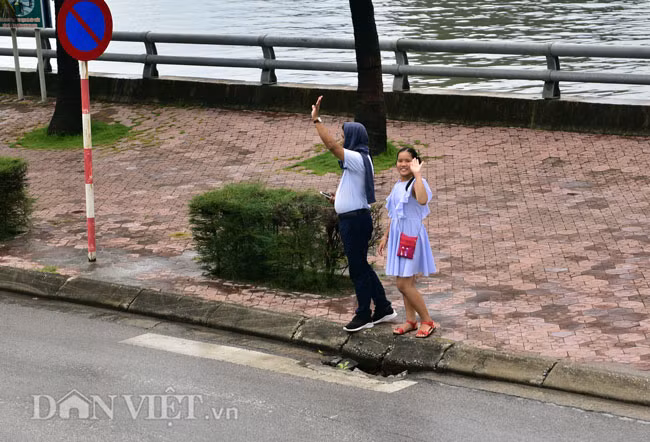 Xe buýt hai tầng di chuyển trên đường phố Hạ Long và thu hút nhiều sự chú ý của người đi đường.