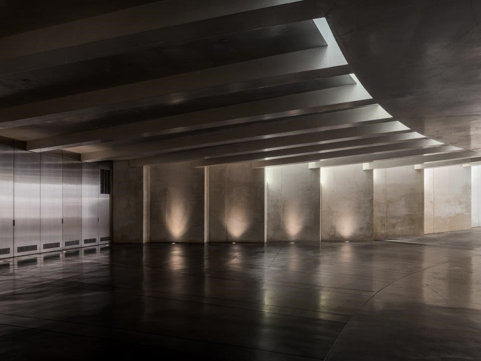 Các tiện ích khác trong căn biệt thự bao gồm một nhà để xe rộng lớn và hệ thống thang máy dẫn từ tầng hầm lên đến sân thượng.