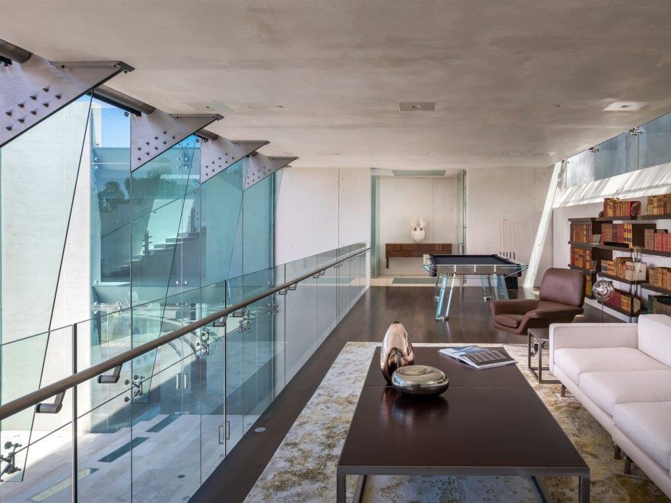 Thư viện thanh lịch, thoáng đãng, được thiết kế theo phong cách mở, mang đầy ánh sáng tự nhiên.