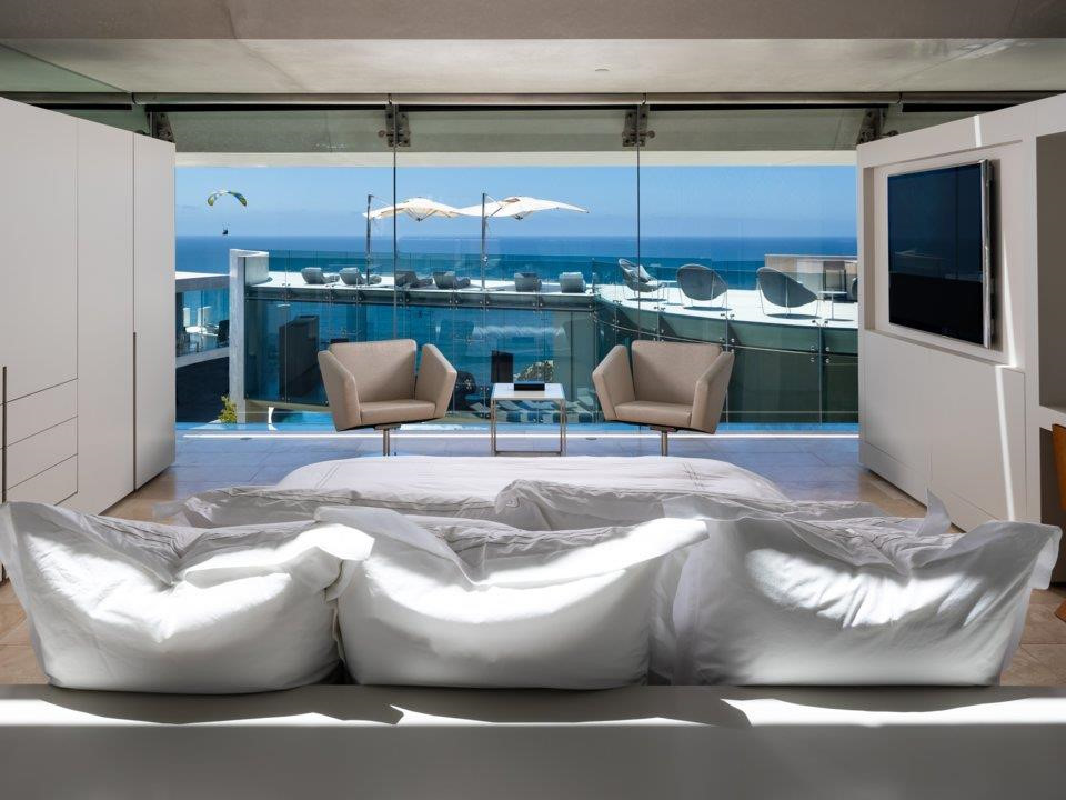 Biệt thự cũng sở hữu hệ thống nhiệt, làm mát bức xạ cao cấp cùng một máy phát điện dự phòng. Các hệ thống tích hợp, tự động hóa của ngôi nhà được kiểm soát, lưu trữ trong một phòng máy riêng biệt.