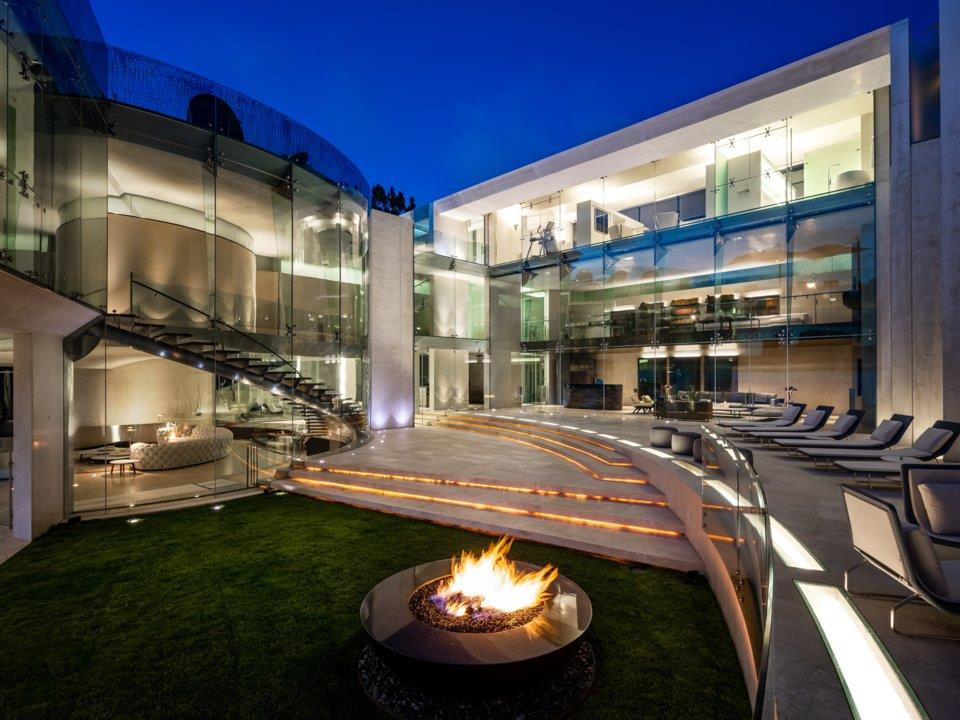 Không gian sống trong nhà và ngoài trời được kết hợp hài hòa, sân vườn trung tâm được bảo vệ khỏi những ngọn gió lớn nhờ vào các bức tường cao, kiên cố.