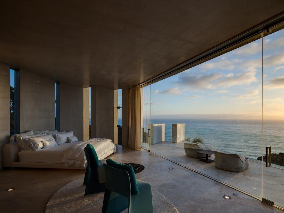 Khu nhà chính có 4 phòng ngủ với 2 phòng lớn mang đầy vẻ sang trọng, được tích hợp ban công riêng để ngắm cảnh. Khu nhà để tiếp khách cũng có 2 phòng ngủ được trang bị đầy đủ tiện nghi.