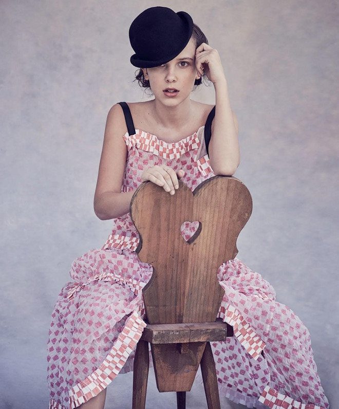 Tuy kém bạn trai Romeo 1 tuổi nhưng Brown lại trông khá già dặn và chững chạc thể hiện qua gu thời trang, trang điểm.