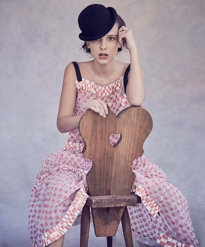 Tuy kém bạn trai Romeo 1 tuổi nhưng Brown lại trông khá già dặn và chững chạc thể hiện qua gu thời trang, trang điểm.