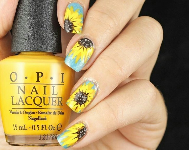 Nail hoa hướng dương vàng rực cũng là một lựa chọn không tồi.