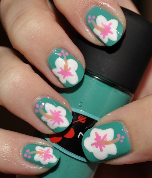 Hoa trắng nổi bật trên nền sơn xanh dành cho những nàng có làn da trắng.