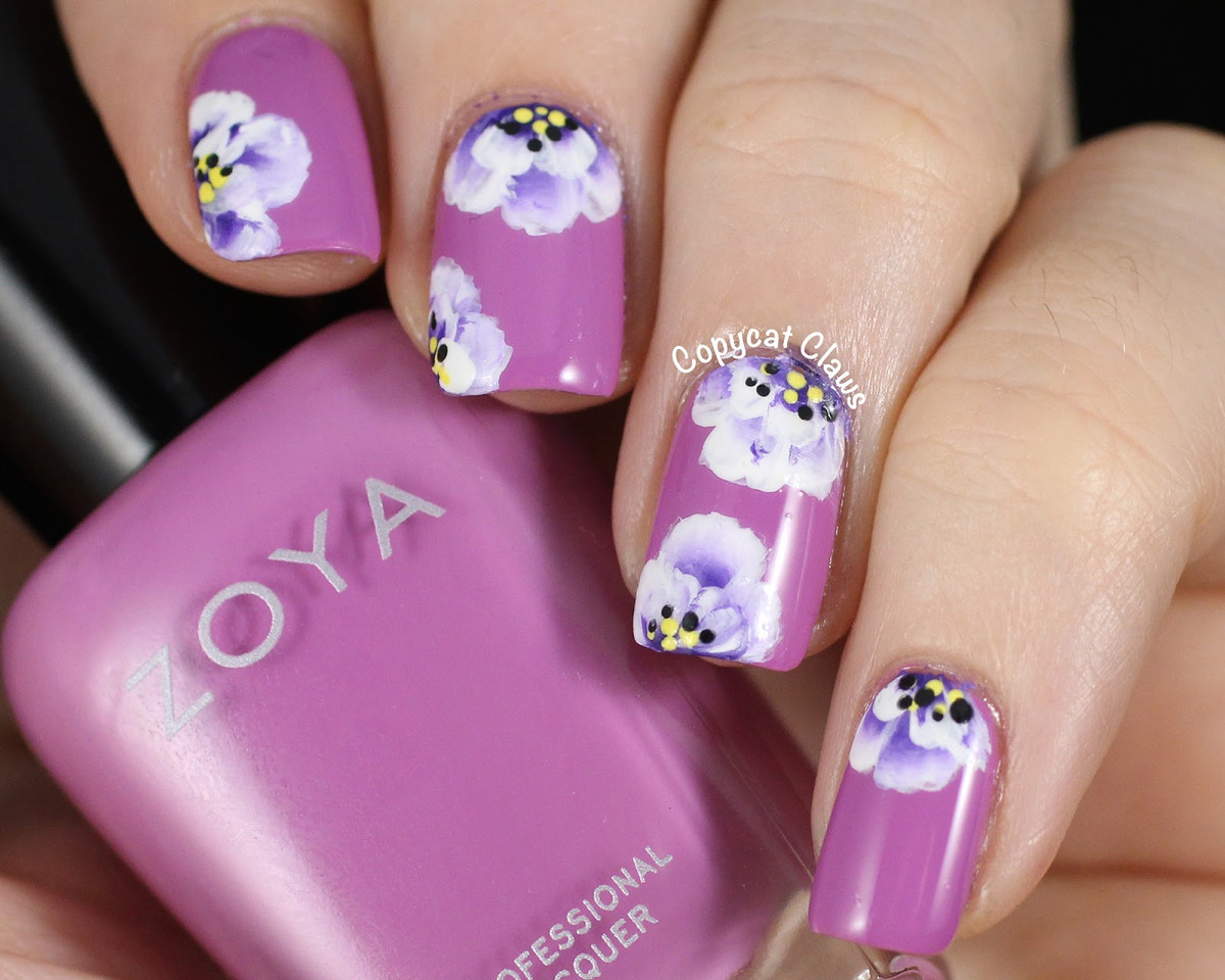 Mẫu nail hoa tím dành cho những cô nàng mộng mơ.