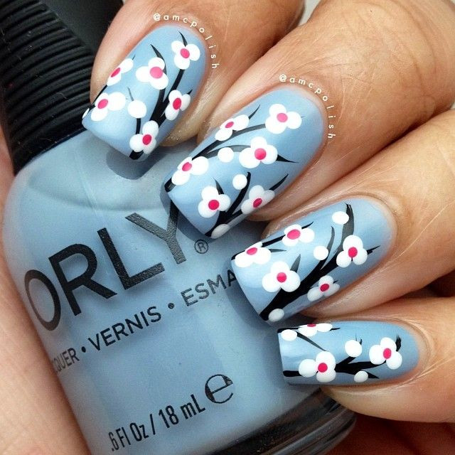 Bạn có thích mẫu nail hoa đào với màu sơn xanh lơ hiền hòa này.