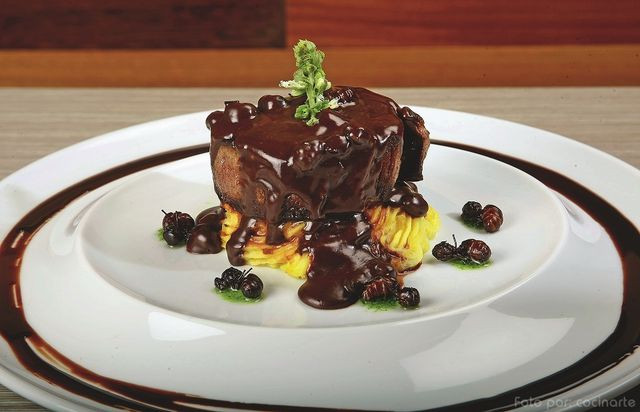 Thậm chí, loài kiến này còn được dùng để nhúng vào socola bỉ thượng hạng và được bán với giá đến 8 đô la với chỉ 12 con. Rất nhiều nhà hàng ở Colombia đưa kiến mông to vào thực đơn của mình, với nhiều cách chế biến khác nhau.