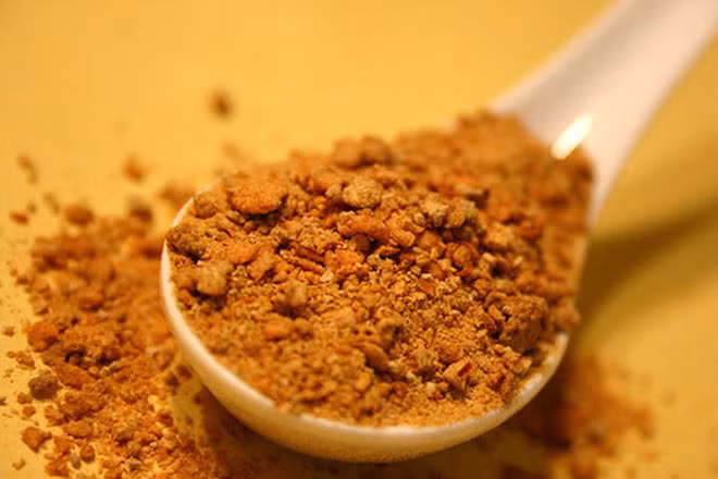 Muối ớt tôm: Cũng chỉ là ớt, tôm khô và muối nhưng hương vị của nó cứ làm cho ai ai cũng đều phải ghiền. Mỗi đĩa ổi, xoài, khế, cóc... mà thiếu muối tôm thì không thể nào gọi là “tuyệt đỉnh” được.