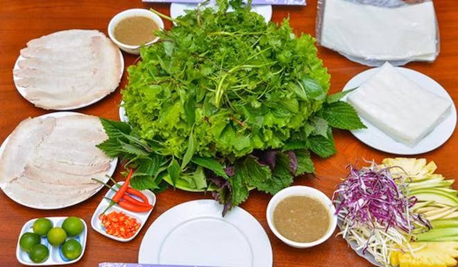 Bánh tráng phơi sương cuốn thịt: Món này khá giống với món bánh tráng cuốn thịt heo ở Đà Nẵng. Để món này ngon đúng điệu thì bánh tráng phải mỏng, nhưng vẫn phải giữ được độ dai để khi cuốn với rau, thịt không bị rách. Thịt heo phải vừa nạc vừa mỡ thì ăn mới không bị ngấy, rau sống tươi ngon cũng quan trọng không kém. Đặc biệt, nước chấm phải là mắm nêm pha chế vừa miệng.