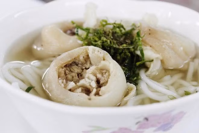 Bánh canh Trảng Bàng là món ăn rất phổ biến và được yêu thích nhất ở Tây Ninh. Từ những nguyên liệu rất phổ biến trong bữa cơm người Việt như gạo, thịt heo, xương, gia vị, qua quá trình chế biến công phu và khéo léo của người Trảng Bàng đã cho ra đời những tô bánh canh đậm đà hương vị.