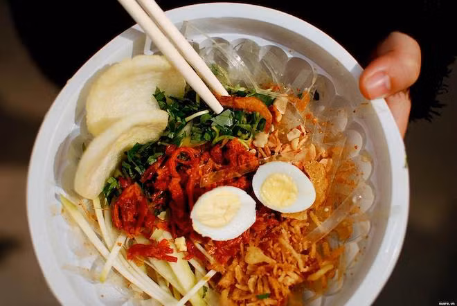 Bánh tráng trộn: Đây là món ăn vặt làm mưa làm gió khắp mọi miền tổ quốc. Gắp một miếng bánh cho vào miệng sẽ cảm nhận được vị ngọt ngọt chua chua, mùi thơm và dai của bò khô, vị bùi của đậu rang, lại thêm trứng cút vừa béo vừa thơm. Người ăn còn cảm nhận được cái ngon độc đáo của bánh tráng trộn nhờ vào một chút ớt cay và rau răm thái nhỏ.