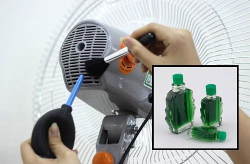 Dùng dầu gió cũng là một trong những cách đuổi muỗi trong phòng ngủ rất tốt. Bạn có thể nhỏ vài giọt dầu gió quanh màn, sẽ vừa giúp cải thiện bầu không khí, vừa làm tăng khả năng xua đuổi muỗi. Hoặc cũng có thể nhỏ vài giọt dầu gió vào cánh quạt điện, khi bật quạt để ở chế độ quay, dầu gió sẽ được thổi đi từ cánh quạt lan tỏa ra khắp phòng, khiến muỗi chỉ còn nước chạy thật xa.