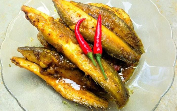 Trị suy giảm ham muốn: 5 - 6 con cá chạch làm sạch nhớt, lóc riêng xương và thịt, đem xương chiên mềm rồi cho thịt vào đảo sơ. Tiếp tục đun nhỏ lửa cá với 300 ml rượu và vài lát gừng trong khoảng 30 phút. Khi nước cá chuyển sang màu trắng đục thì vớt bỏ lớp dầu, nêm nếm muối, tiêu vừa ăn. Ảnh: Internet.