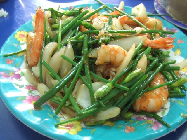 Tôm nõn nấu rau hẹ: Tôm nõn và hẹ làm sạch, xào với dầu vừng, dùng lửa to, thêm gia vị. Đấng mày râu cần ăn liên tục 7 ngày để có tác dụng bổ thận tráng dương.