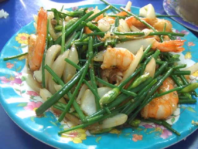 Tôm nõn nấu rau hẹ: Tôm nõn và hẹ làm sạch, xào với dầu vừng, dùng lửa to, thêm gia vị. Đấng mày râu cần ăn liên tục 7 ngày để có tác dụng bổ thận tráng dương.